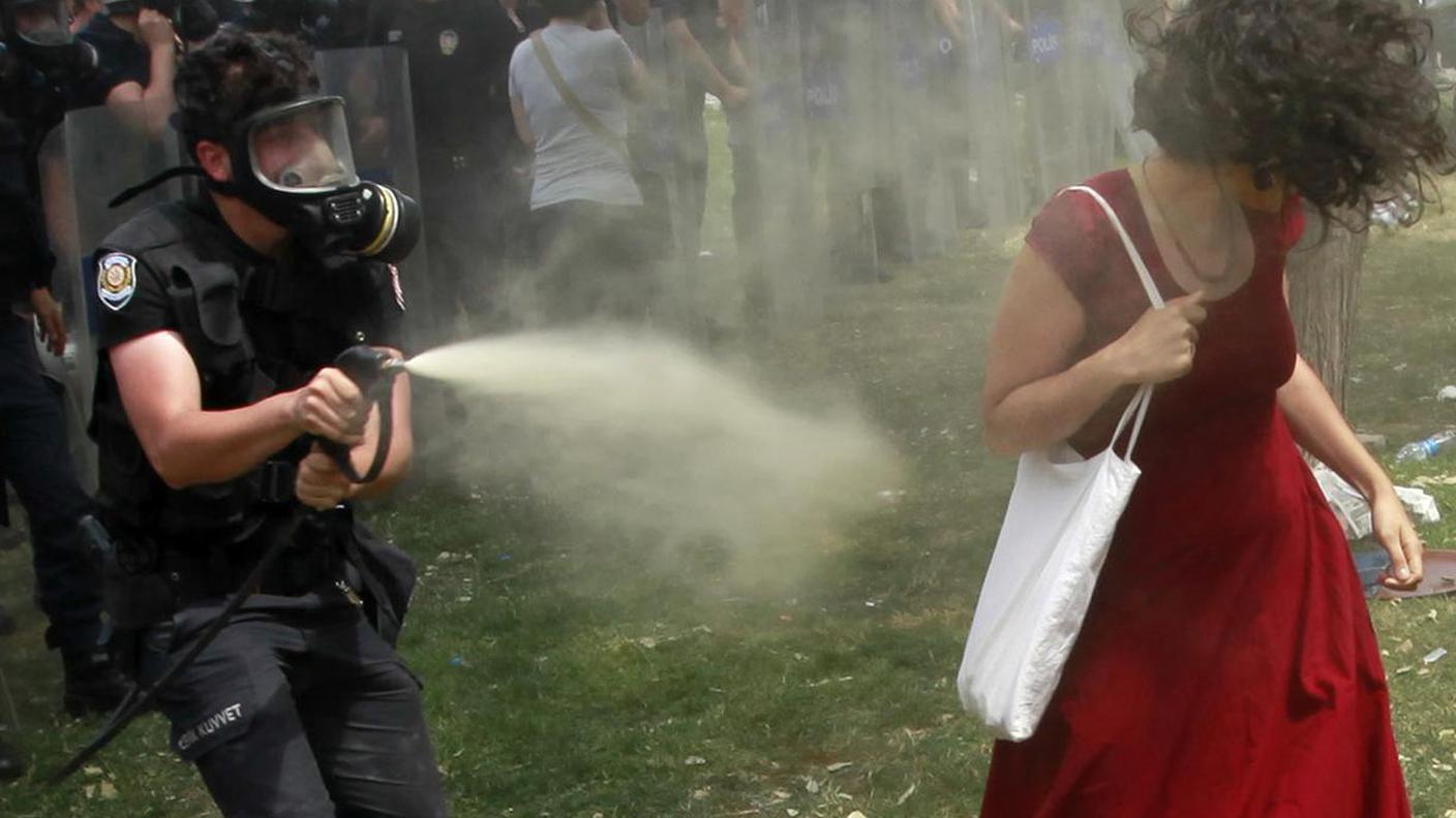 L'attacco vile dell'agente contro la donna indifesa a Gezi Park