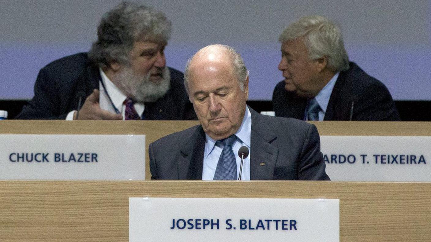 L'ex manager della FIFA, Chuck Blazer, in una foto d'archivio, alla sinistra del presidente dimissionario della federazione Joseph Blatter