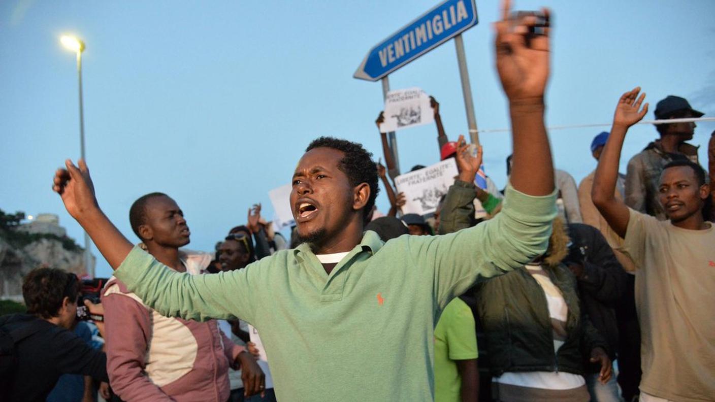 La protesta dei migranti che vogliono proseguire il loro viaggio della speranza verso la Francia