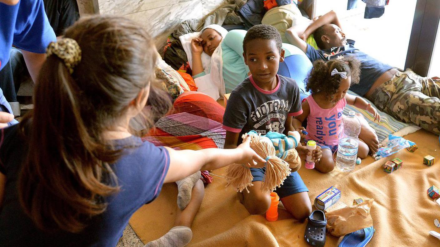 Una famiglia di migranti bloccata al confine. Solidarietà di una bimba italiana che porta un dono ai suoi coetanei