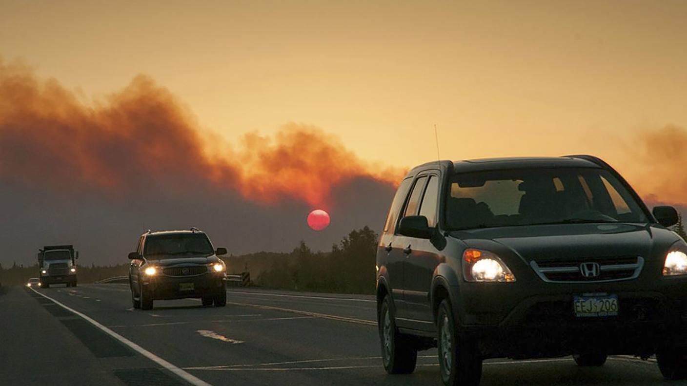 Il fumo degli incendi oscura il cielo dell'Alaska a nord e a sud