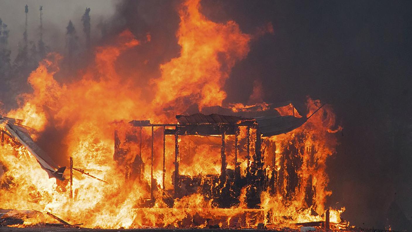 Quel che resta di una casa devastata dal fuoco in Alaska martedì