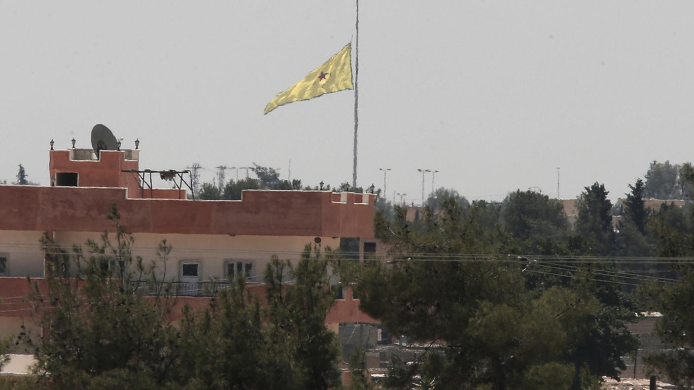 La bandiera dei combattenti curdi sventola da oggi su Tel Abyad