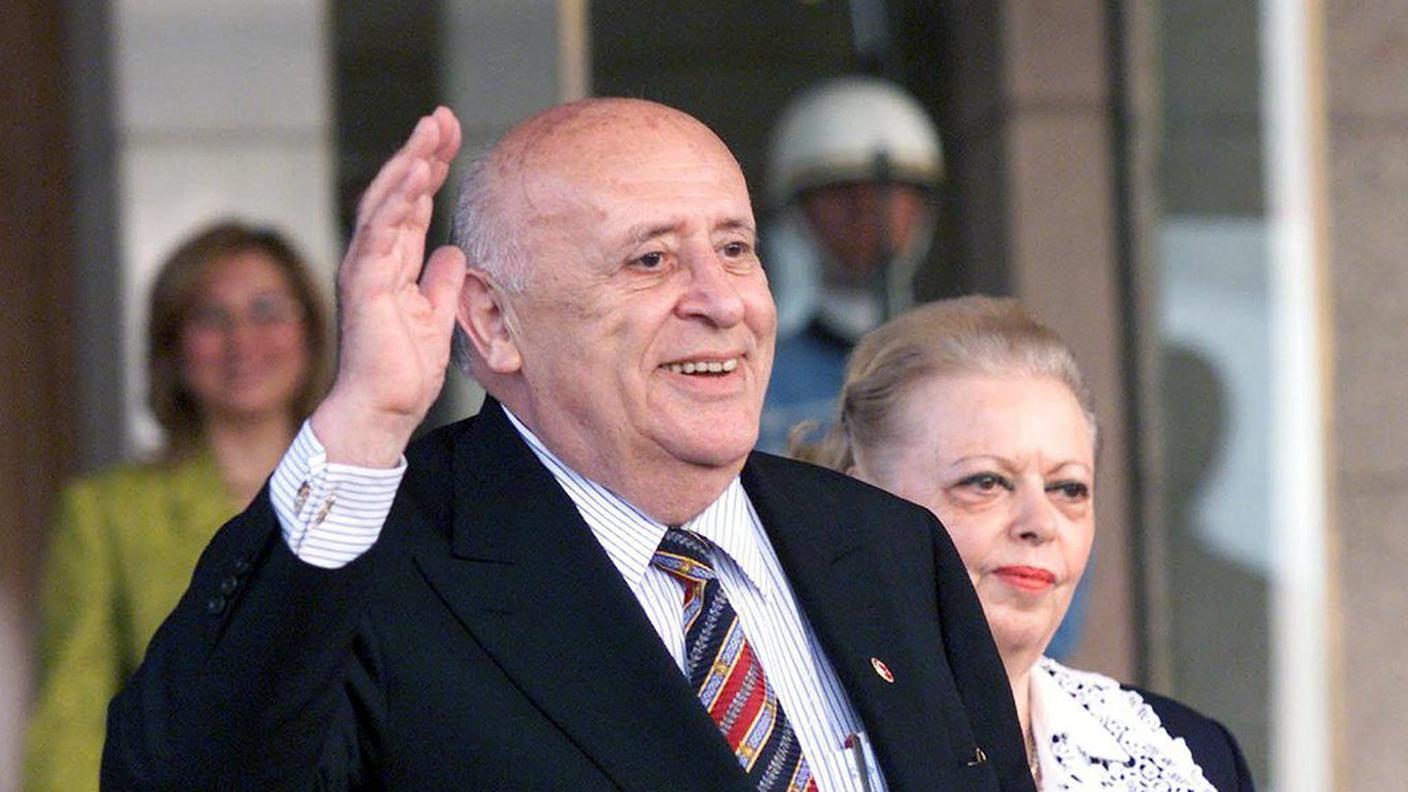 Suleyman Demirel insieme alla moglie Nazmiye in una foto d'archivio del 2000 