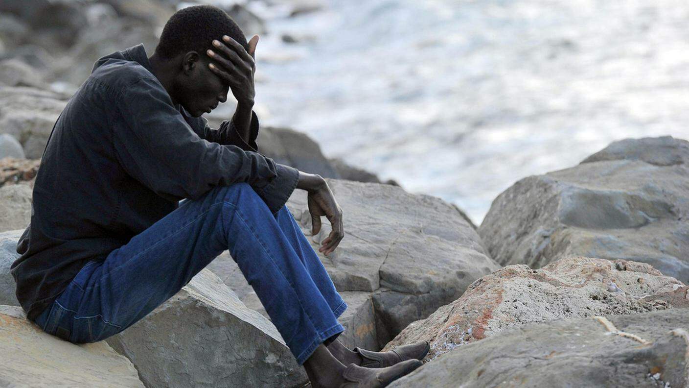 La disperazione di uno dei migranti, da 5 giorni sulla scogliera di Ventimiglia