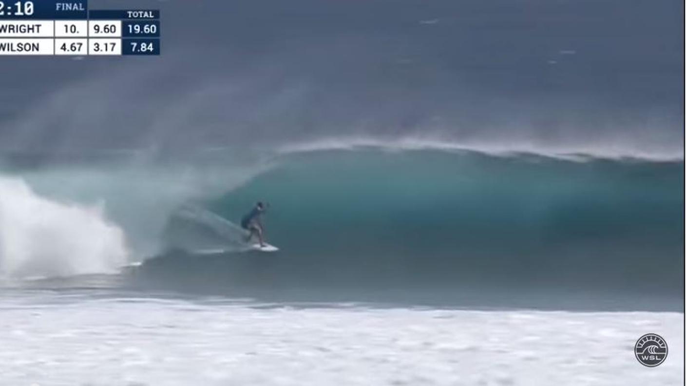 Owen Wright esce dal tubo dell'onda di Tavarua, nell'arcipelago delle Fiji