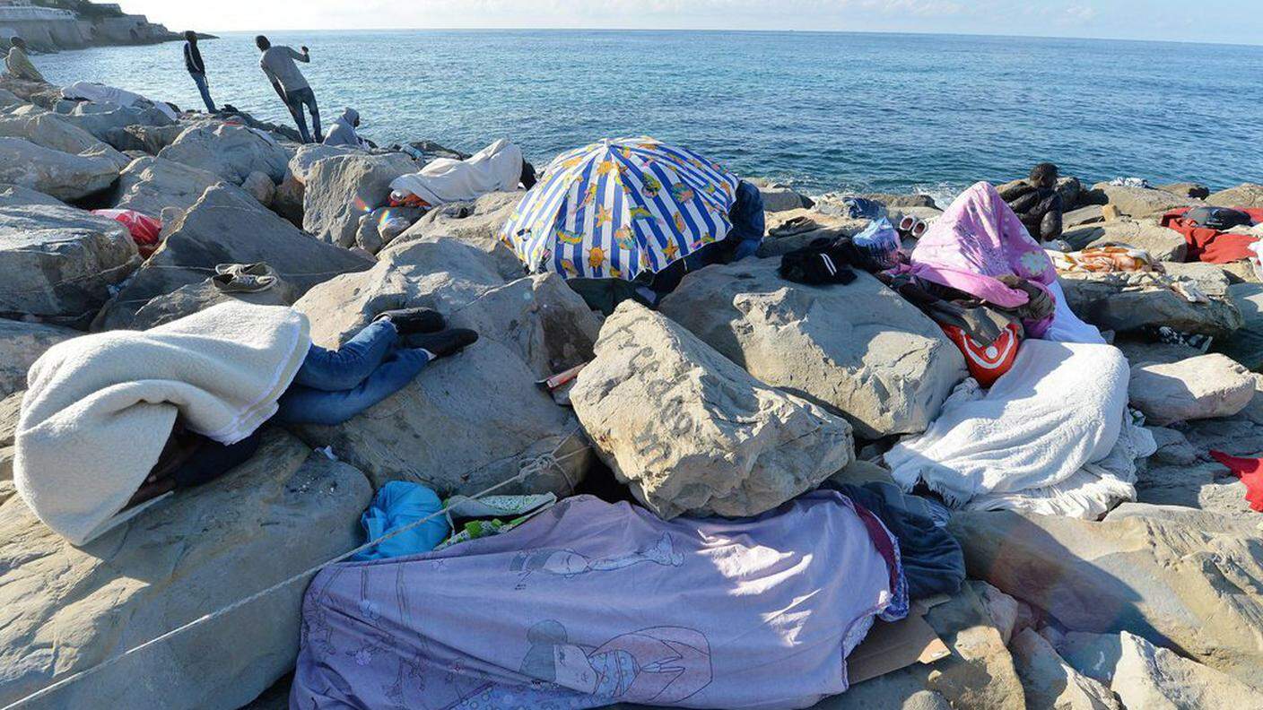 Migranti accampati sulla scogliera fra Mentone e Ventimiglia