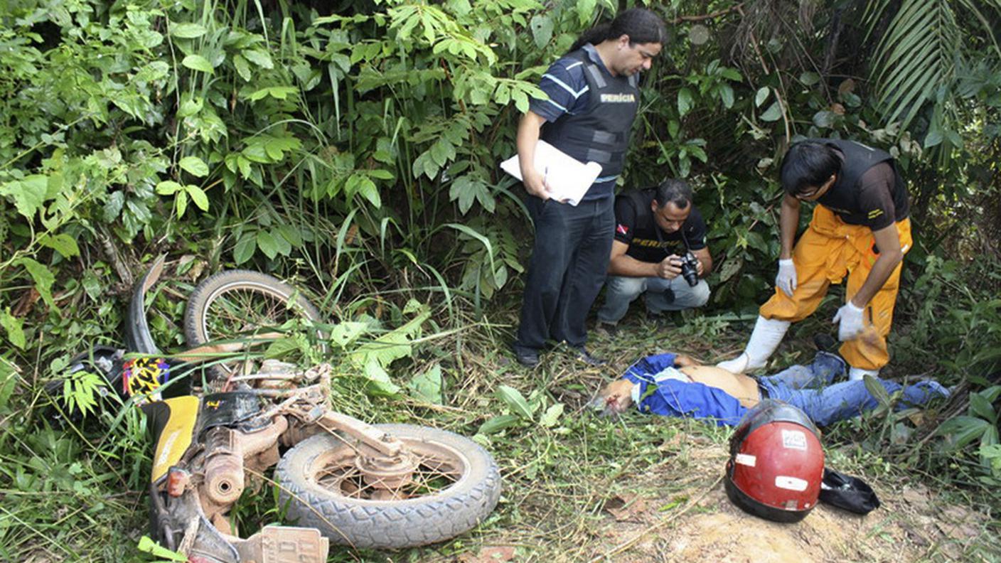 Il corpo dell'attivista Jose Claudio Ribeiro da Silva, ucciso insieme alla moglie. Lottava per difendere la foresta amazzonica dagli speculatori (foto d'archivio)