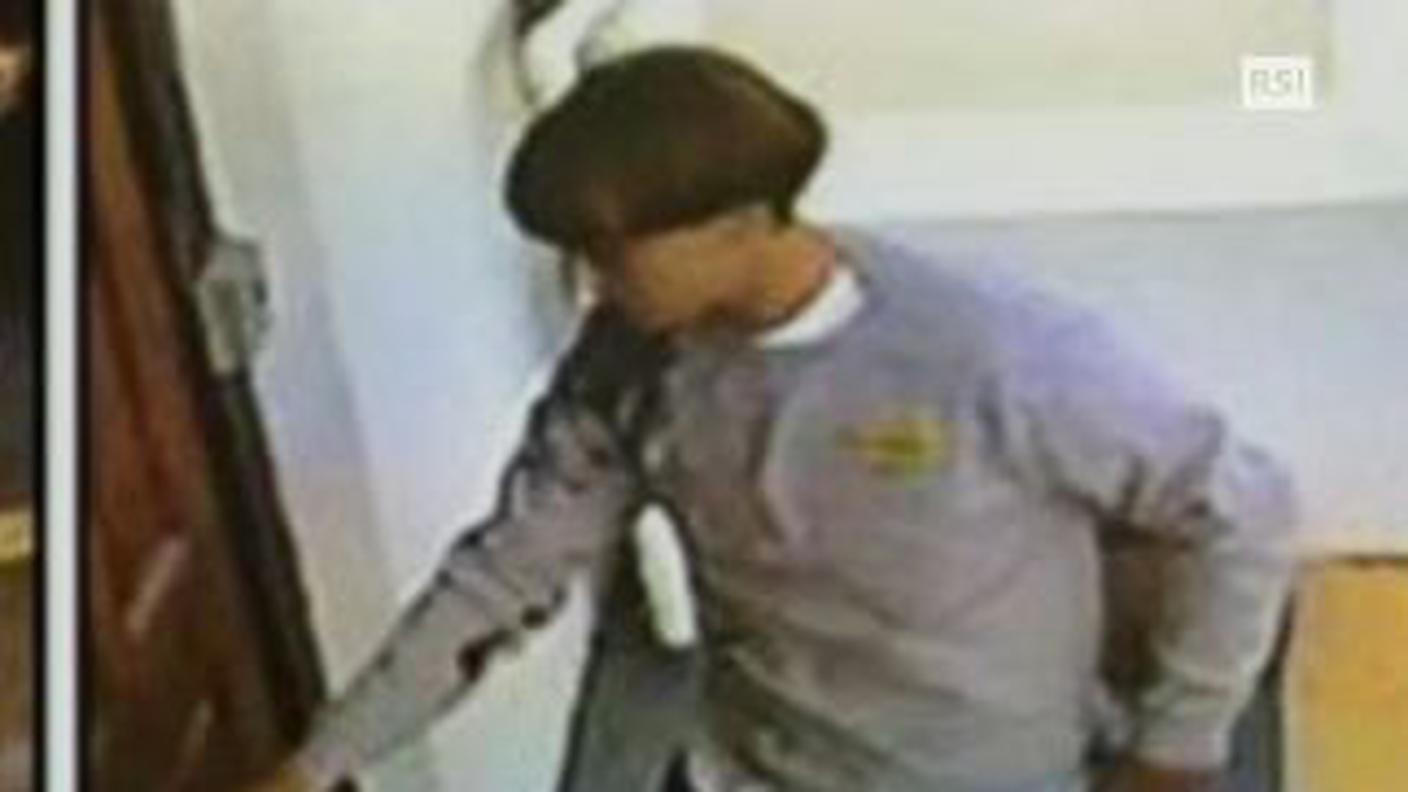 Il presunto assassino, ripreso dalle telecamere di sicurezza