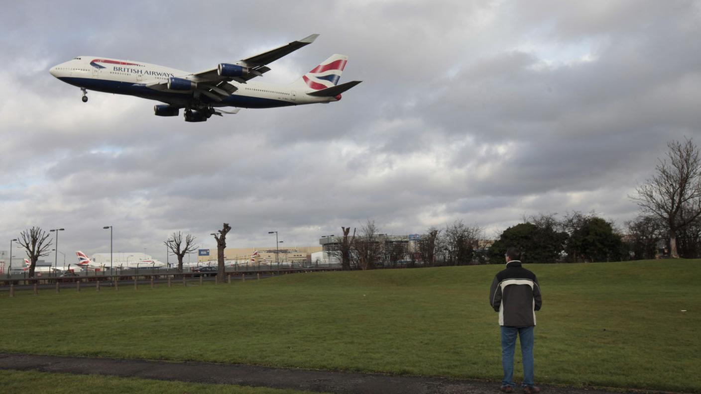 Muore cadendo dall'aereo