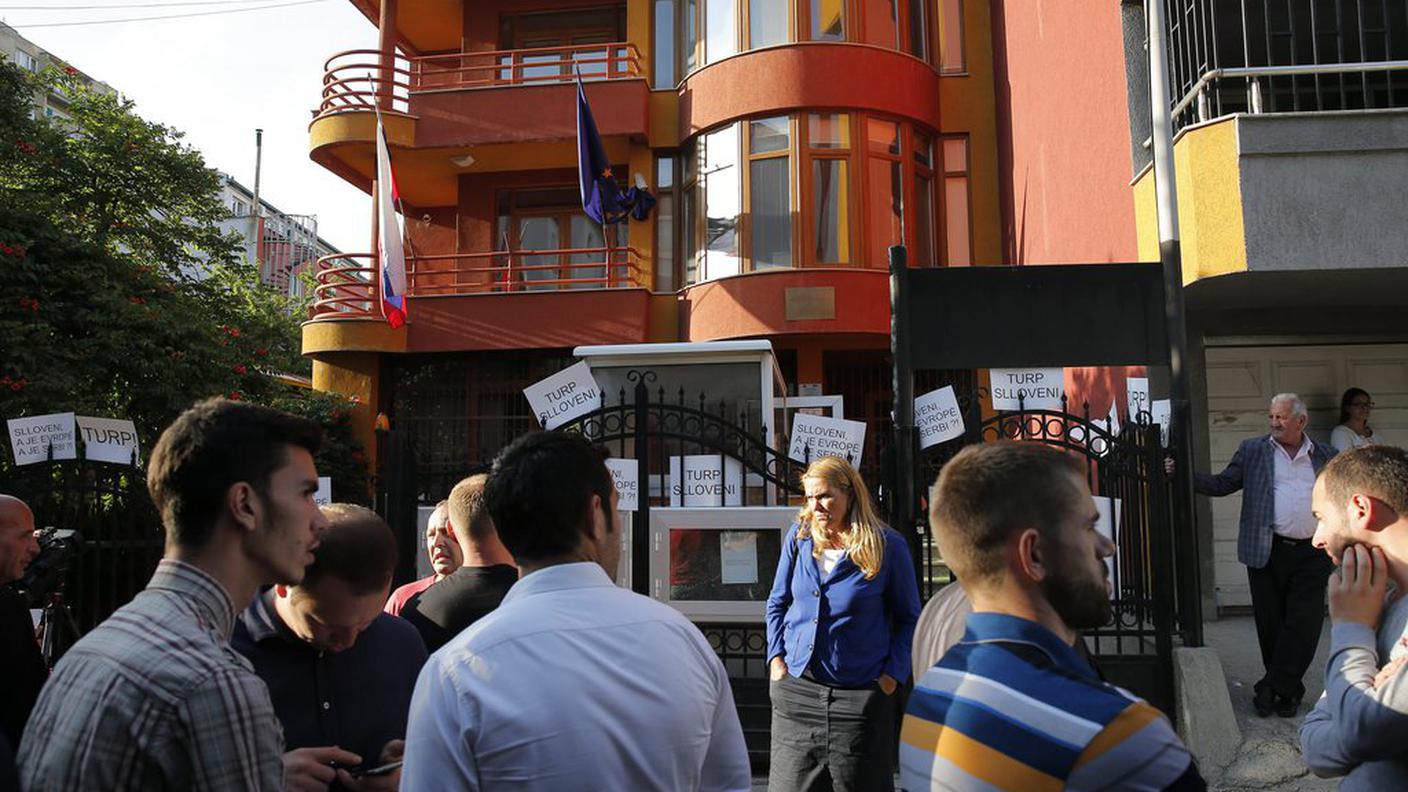 Dimostrazioni all'ambasciata slovena a Pristina contro l'arresto di Haradinaj