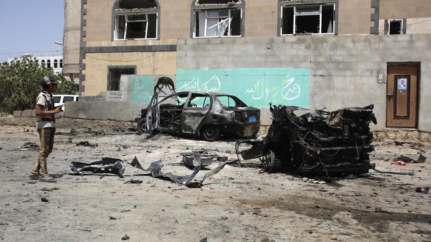 I resti di un'autombomba esplosa giovedì a Sanaa