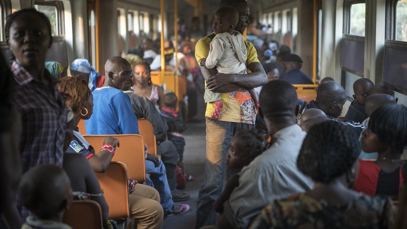 Alle spalle l'Angola