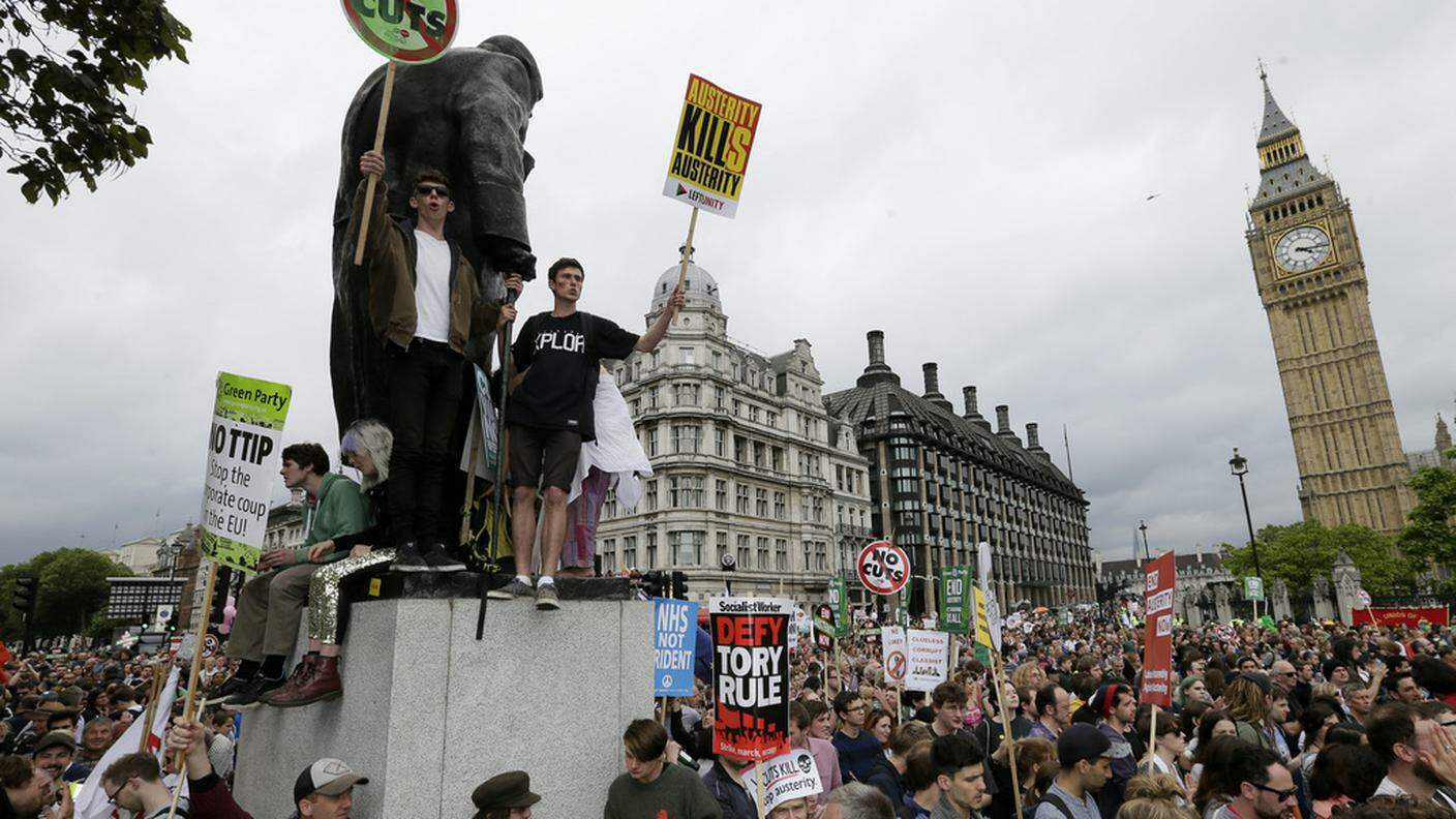 La folla di manifestanti per le vie di Londra