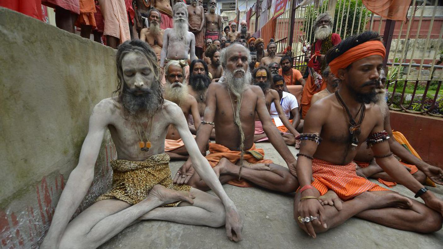 I sadhu del tempio Kamakhya di Guwahati mostrano la via