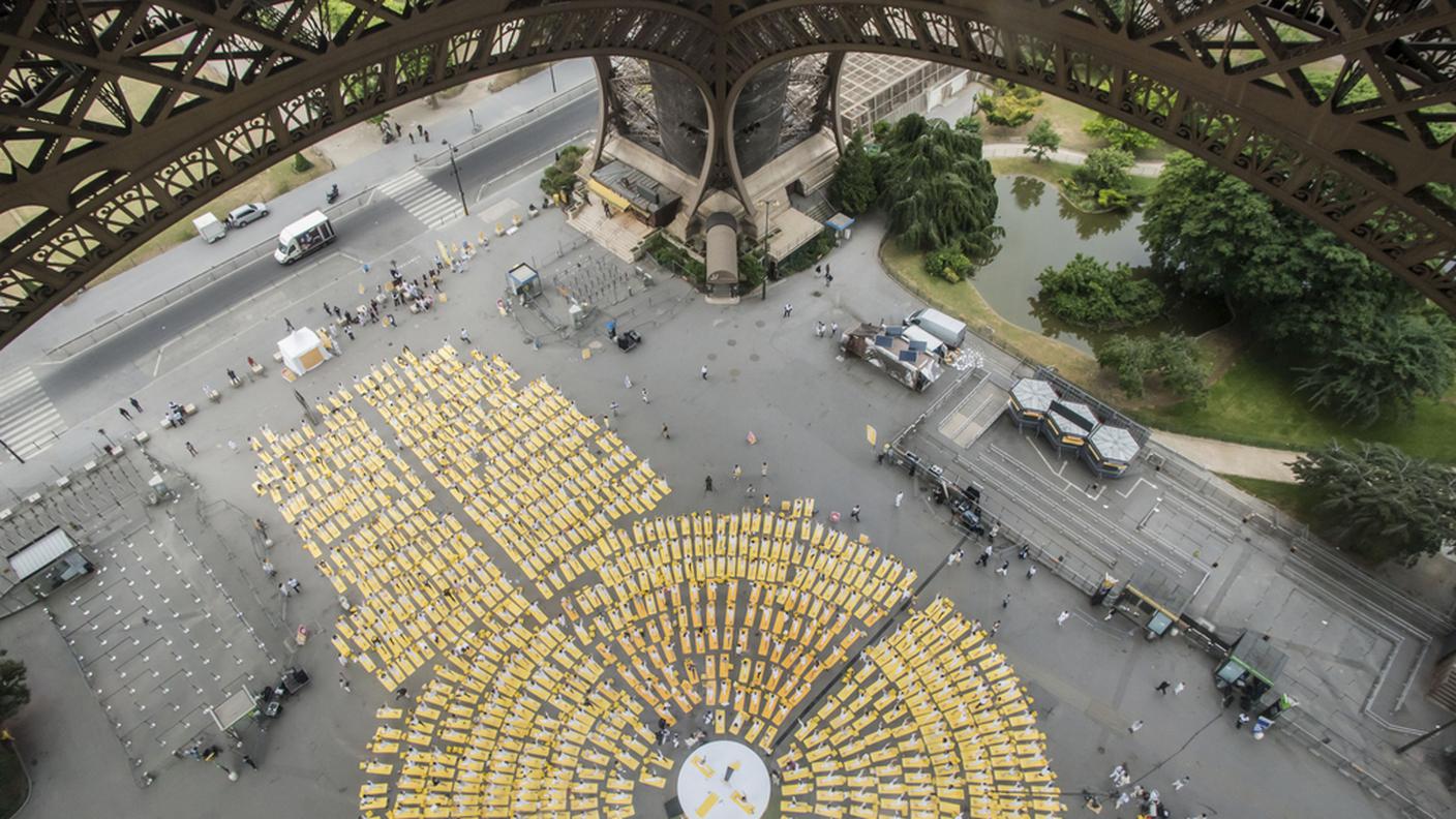 Ai piedi della Tour Eiffel