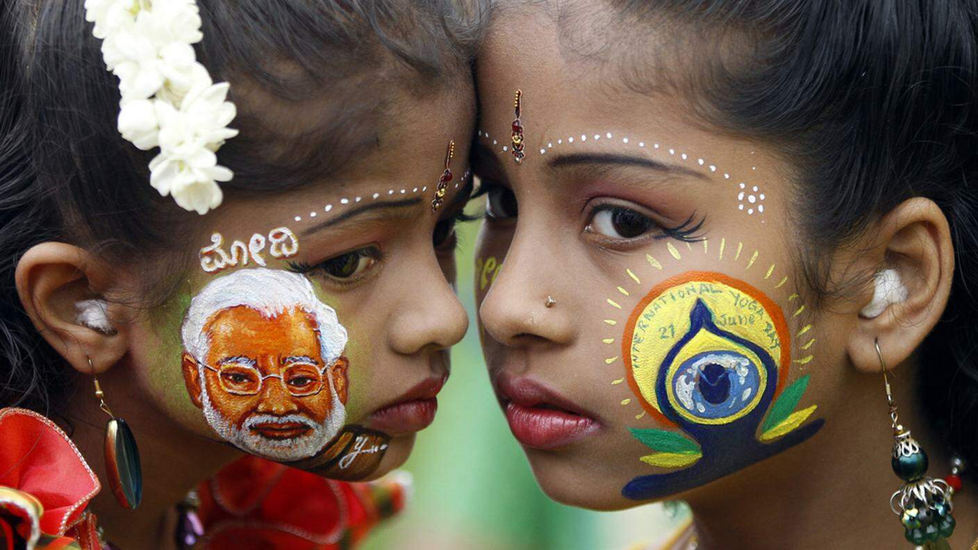 Politica (a sinistra una bimba sfoggia il ritratto del primo ministro indiano) e meditazione