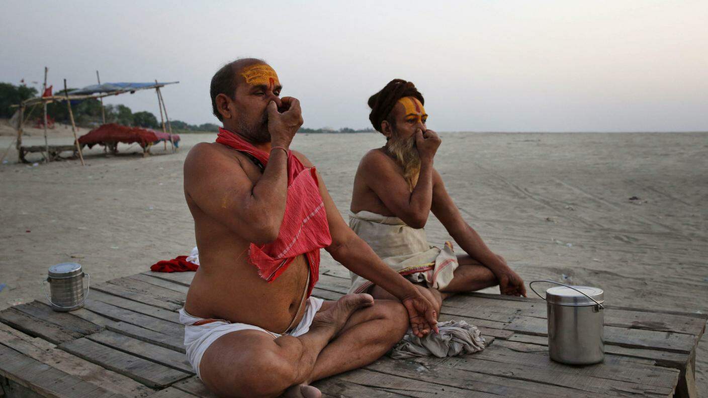 Sadhu in riva al Gange