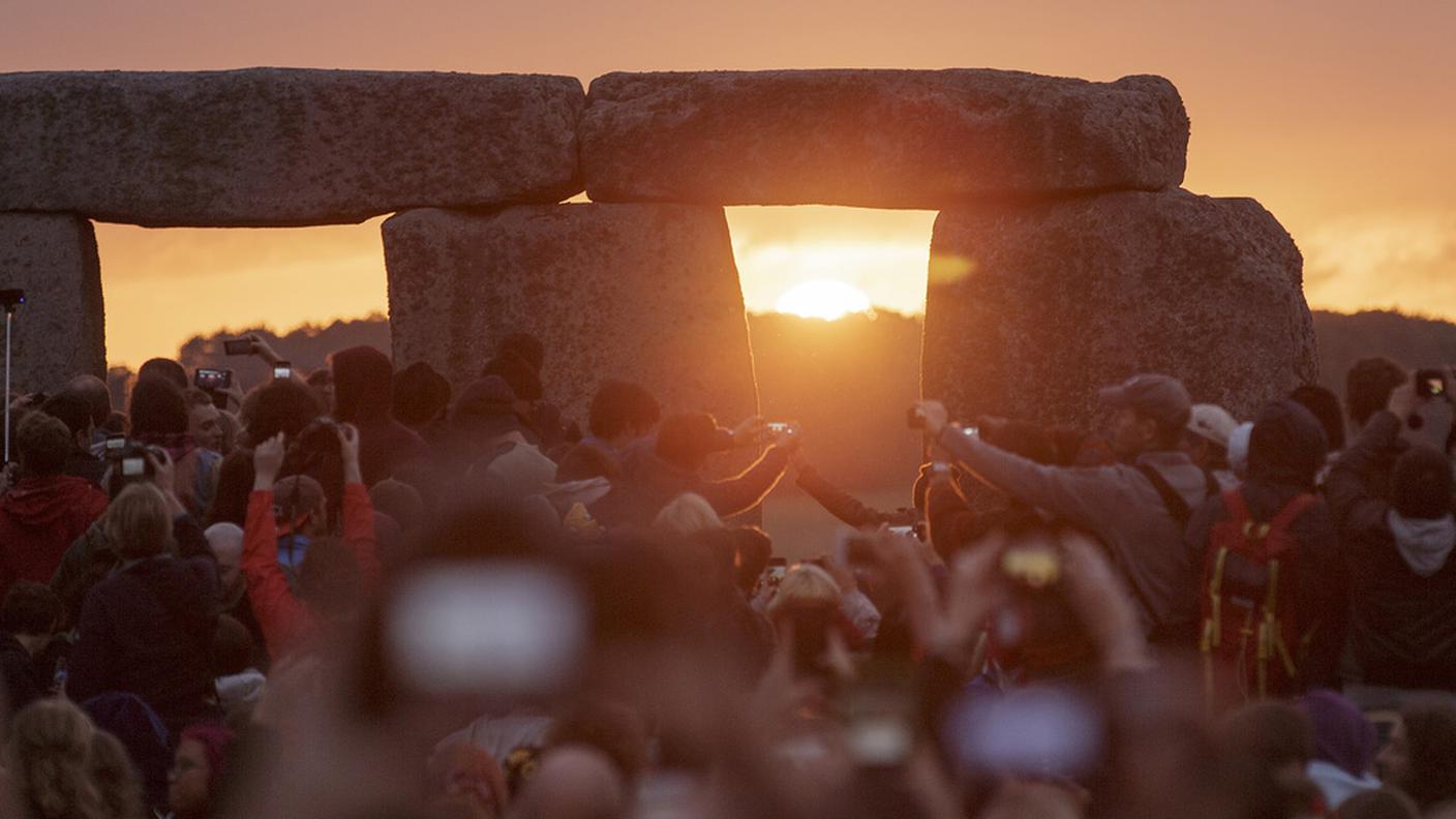 Il sole sorge su Stonehenge