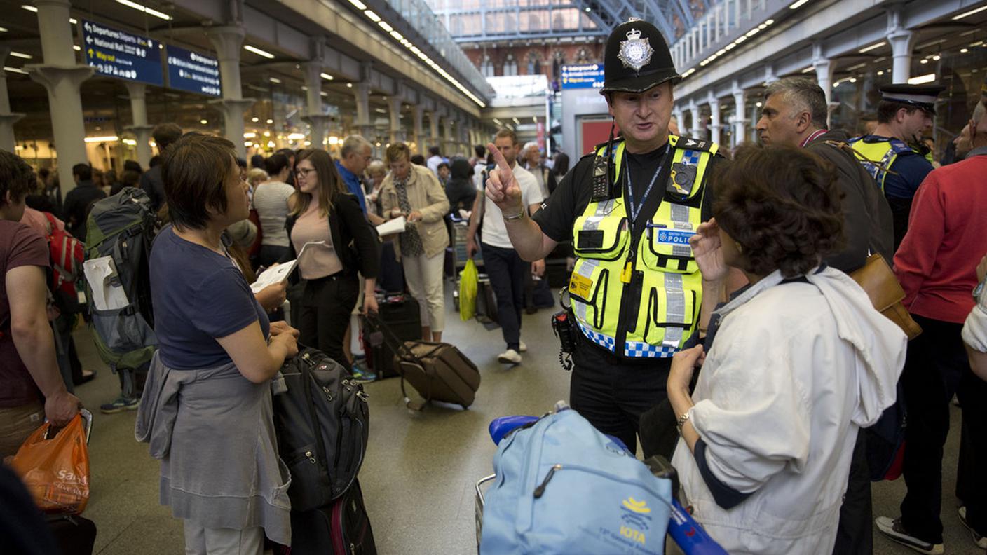 Passeggeri bloccati sul lato inglese del tunnel