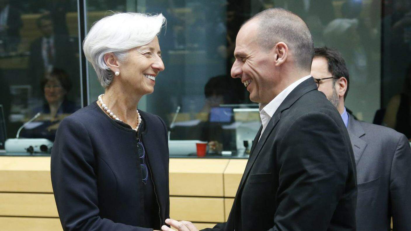 Stretta di mano fra Christine Lagarde dell'FMI e il ministro delle finanze greco Yanis Varoufakis