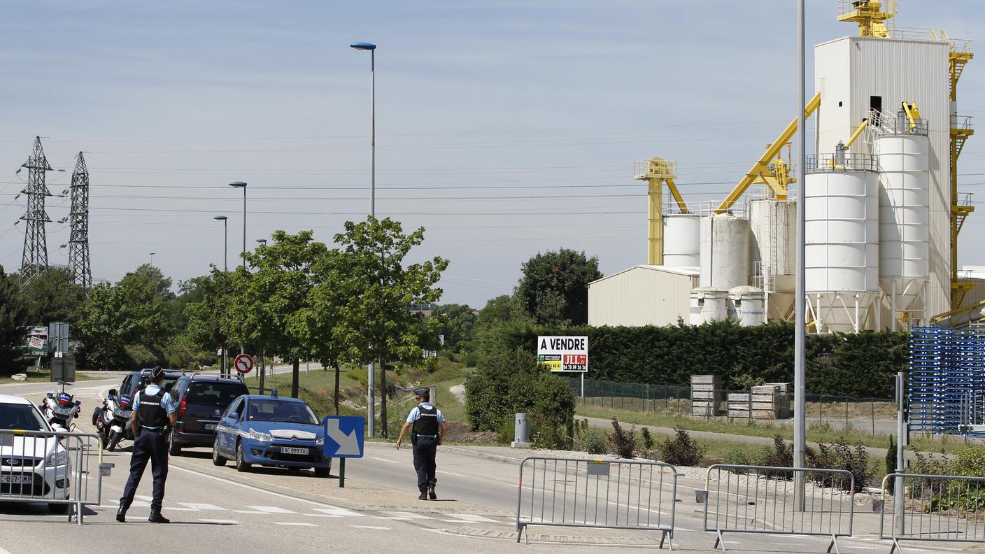 Tutti gli accessi alla zona industriale nella località a sud-est di Lione sono stati bloccati