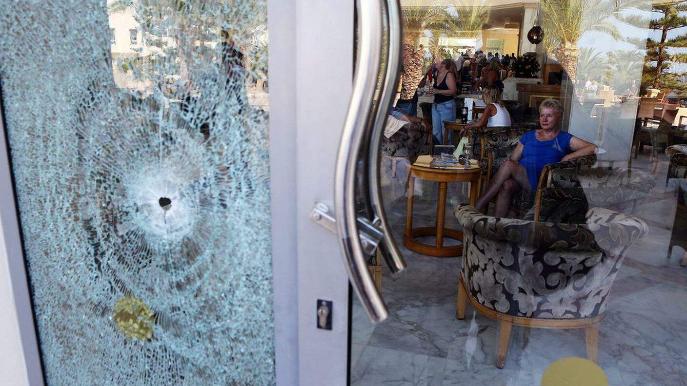 L'attentato in Tunisia, nel resort turistico di Sousse, è costato la vita a 37 persone