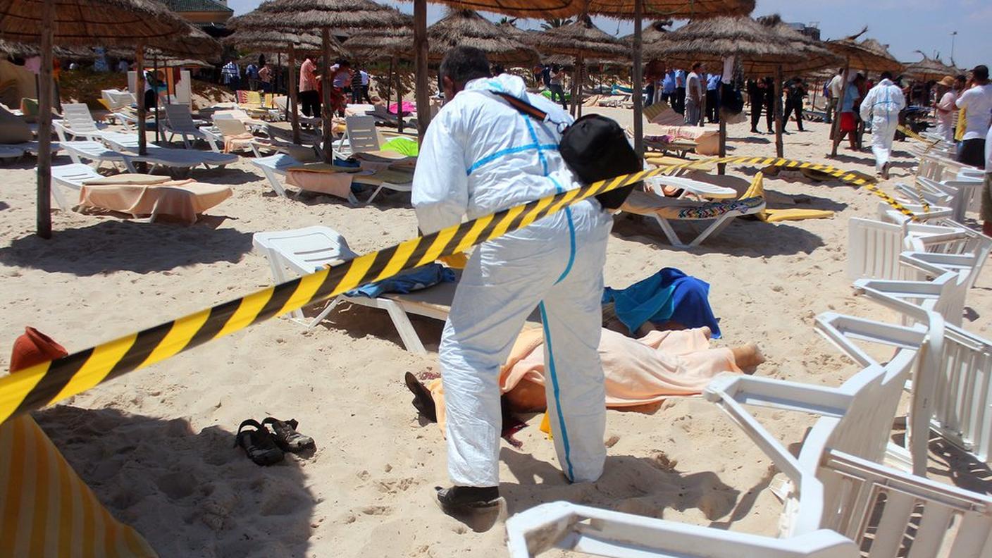 La polizia scientifica tunisina in attività sulla spiaggia teatro del massacro