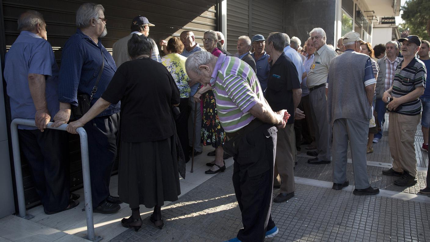 Pensionati in coda per ritirare la loro rendita