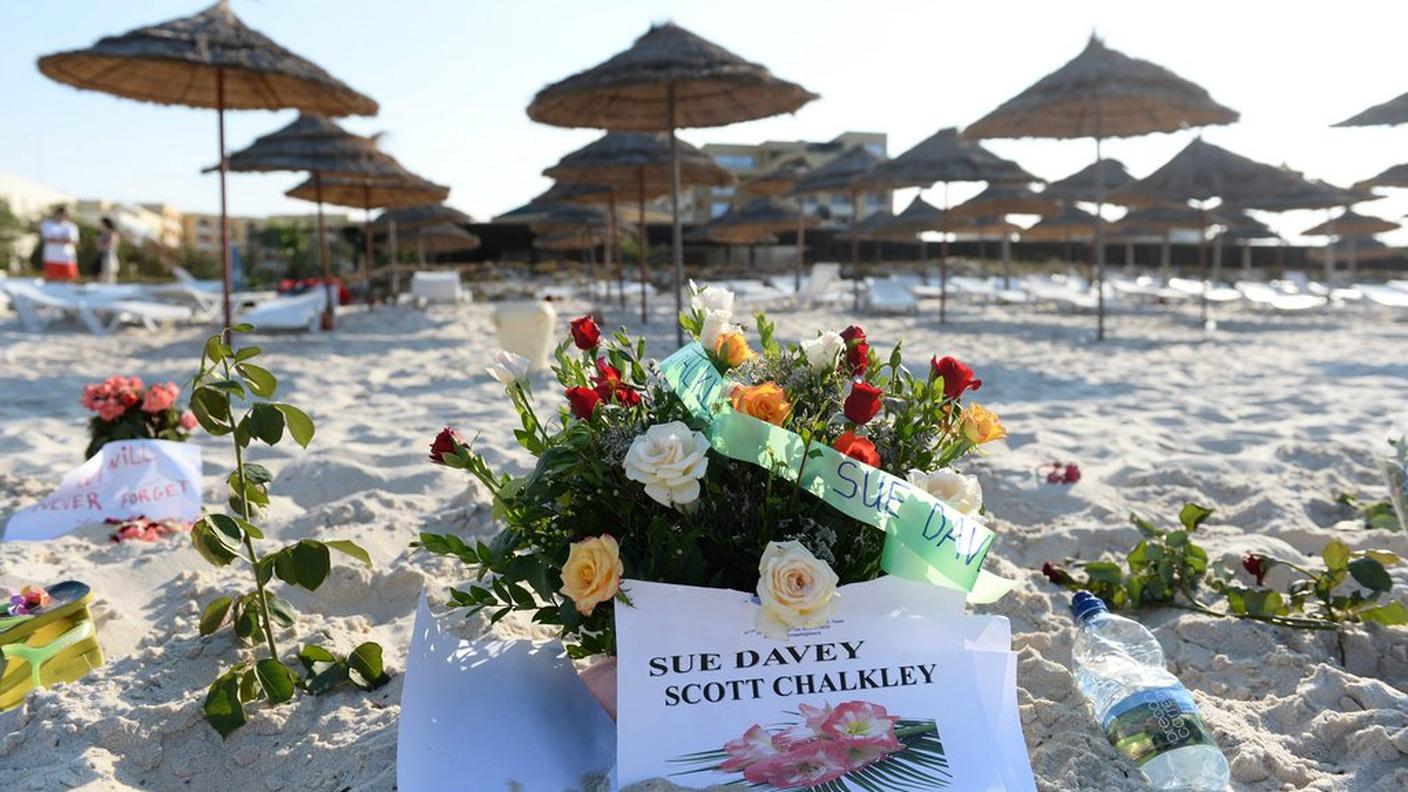 Fiori in memoria di due delle vittime: sono britanniche 16 delle 20 vittime identificate, probabilmente 30 delle 38 totali