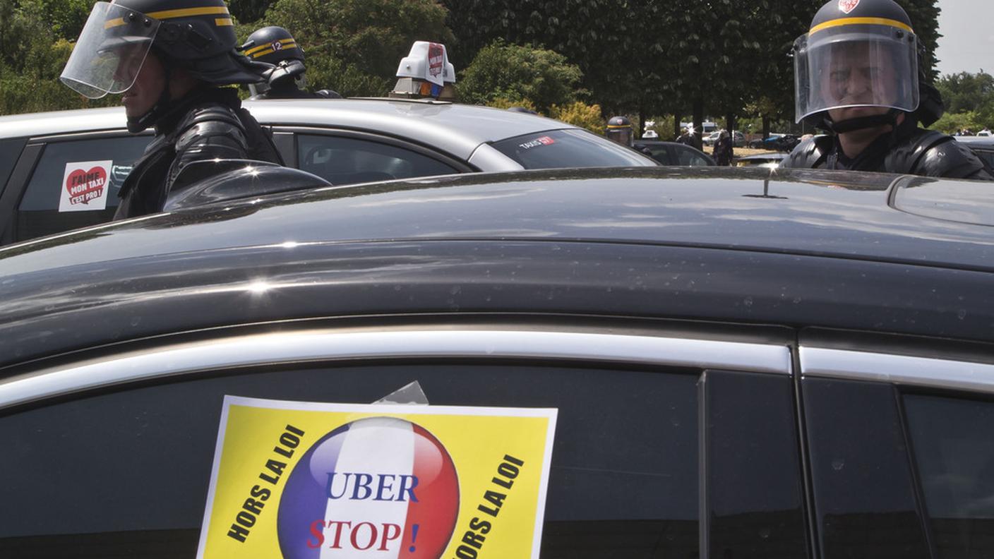 Tassisti francesi in guerra contro Uber