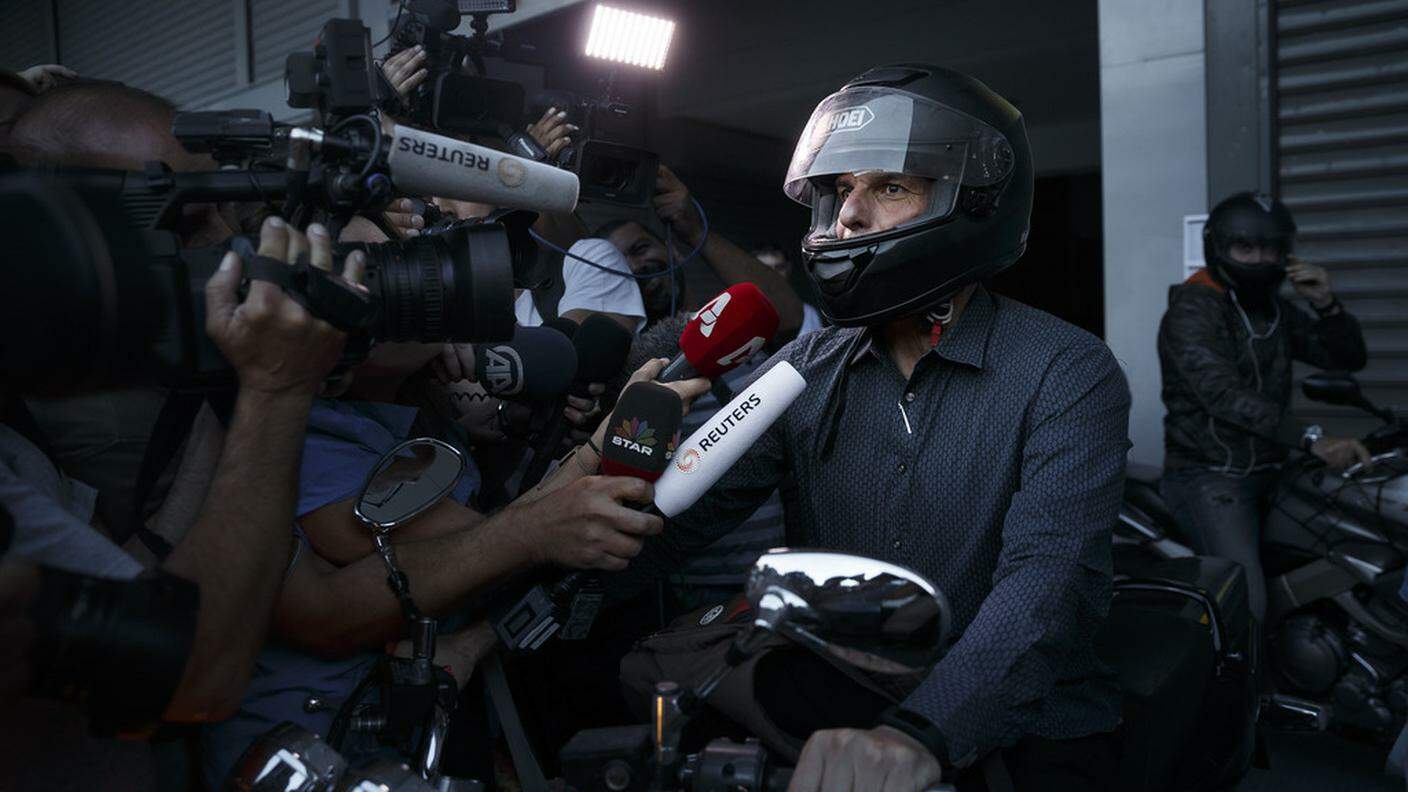 Yanis Varoufakis assediato
