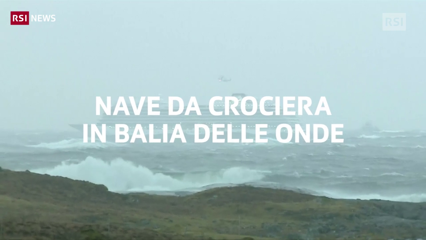 Nave da crociera in balia delle onde