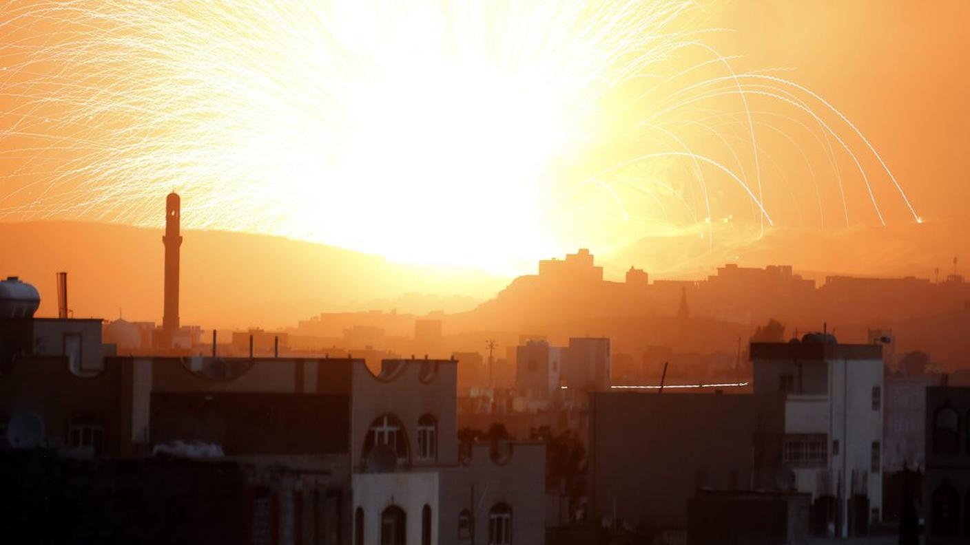 Esplosioni rischiarano il cielo yemenita