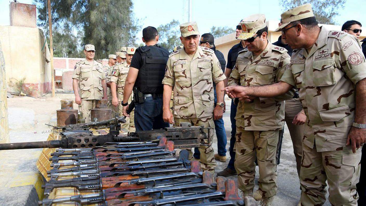 Il presidente egiziano Abd al-Fattah al-Sisi con alcuni soldati