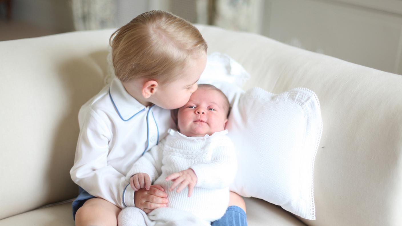 La principessina in braccio al "fratellone" George