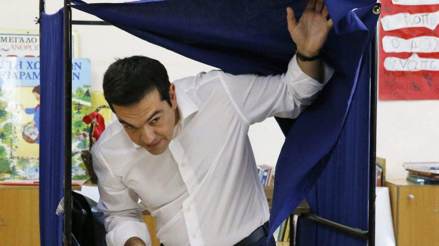 Il premier Tsipras all'uscita dalla cabina elettorale
