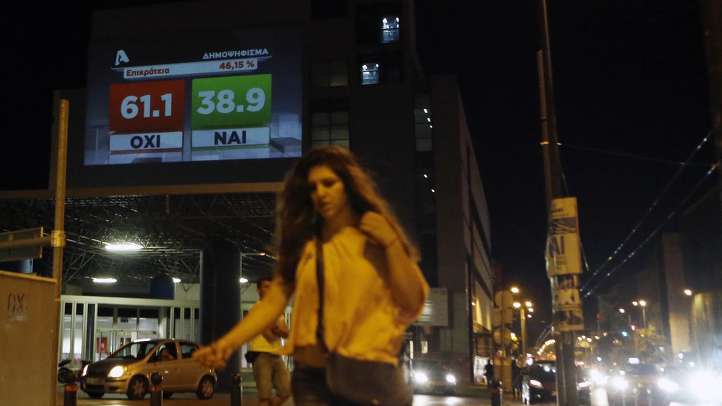 I risultati parziali del referendum proiettati su un muro ad Atene