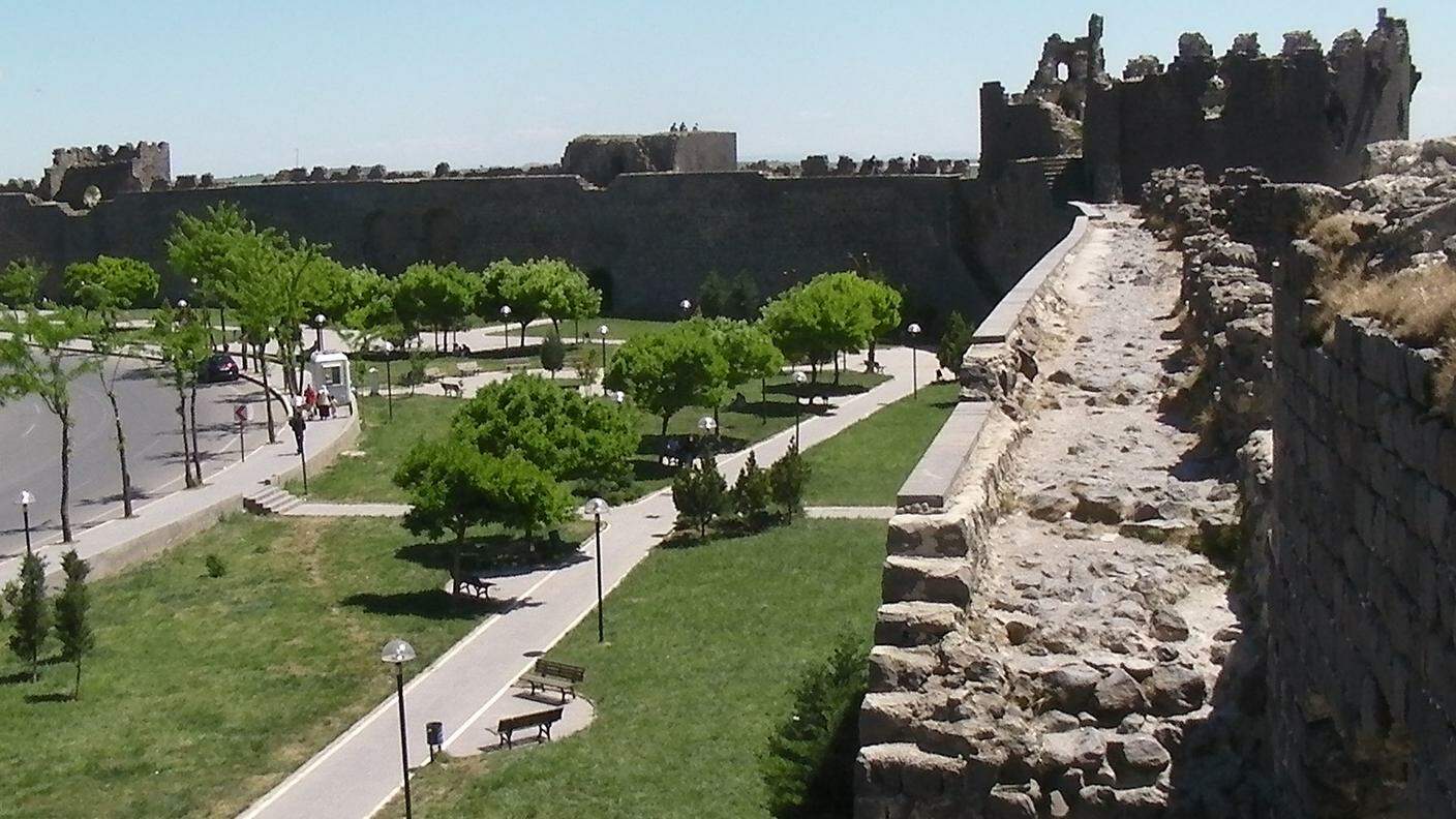 Le antiche mura di Diyarbakir, fatte costruire da Costantino II