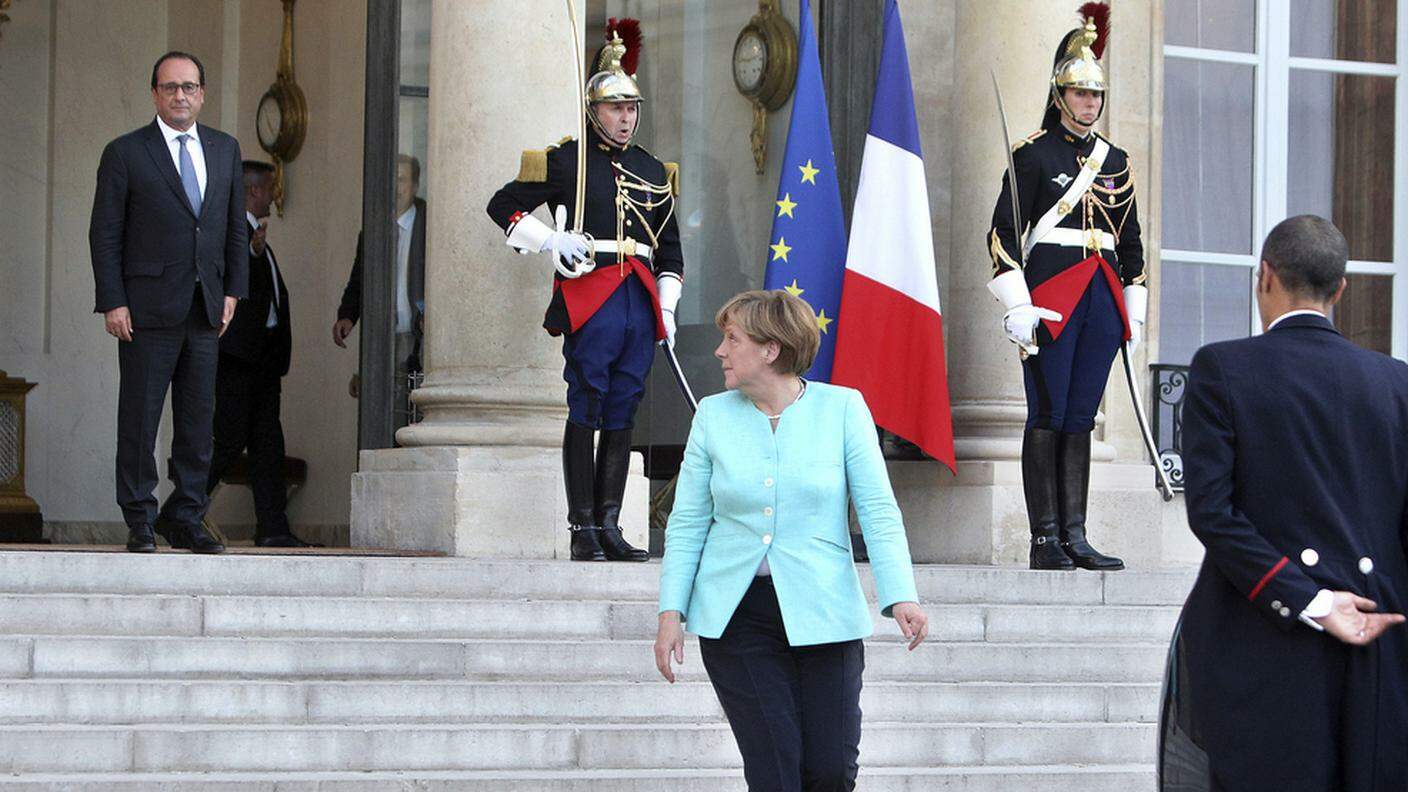 Angela Merkel lascia l'Eliseo al termine dell'incontro con François Hollande per preparare i summit europei