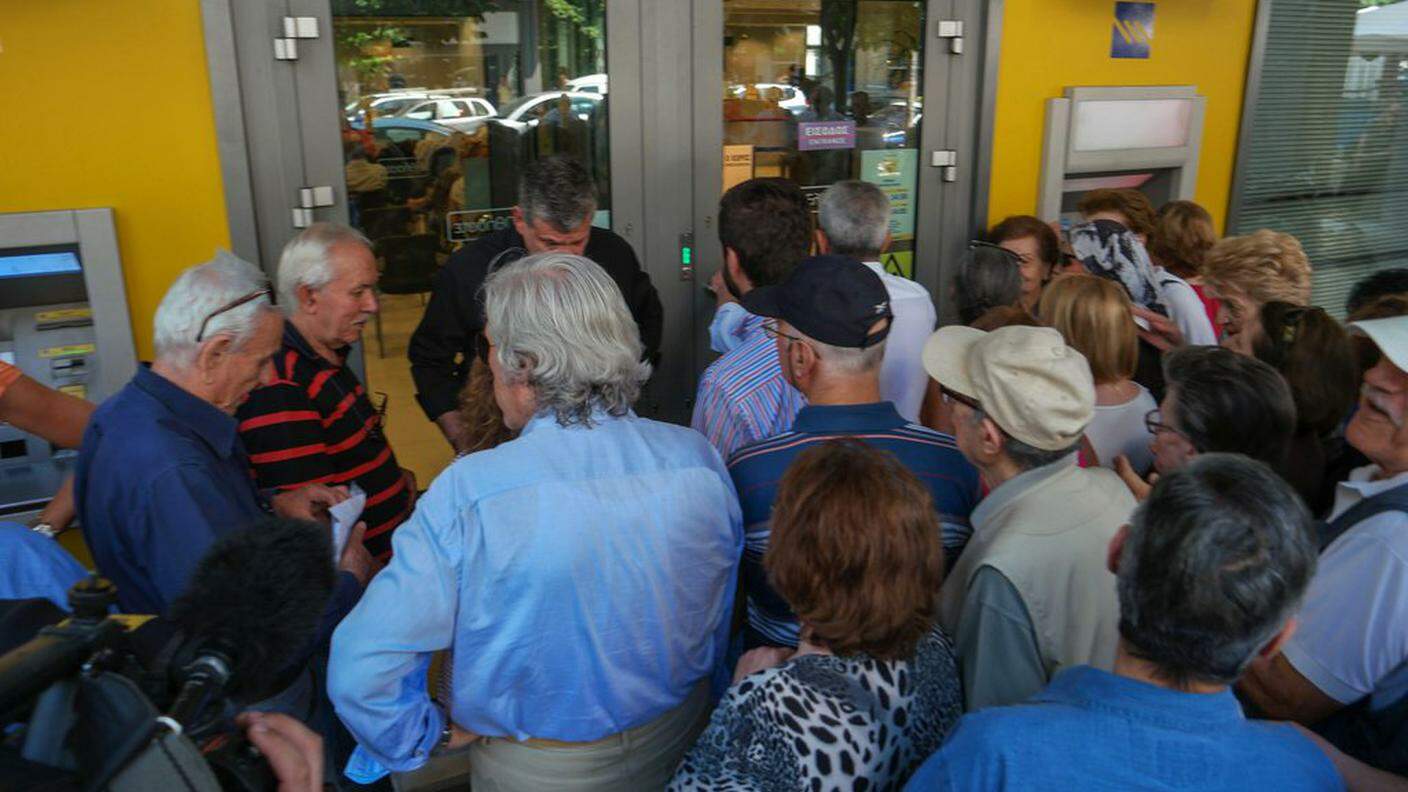 Una folla di pensionati prende d'assalto i bancomat