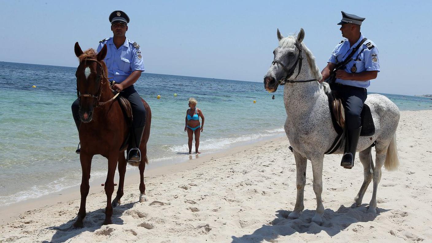 Anche la polizia a cavallo sulla sabbia di Sousse