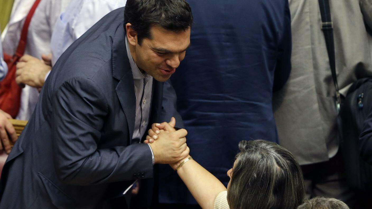 Un militante di Syriza si congratula con Tsipras