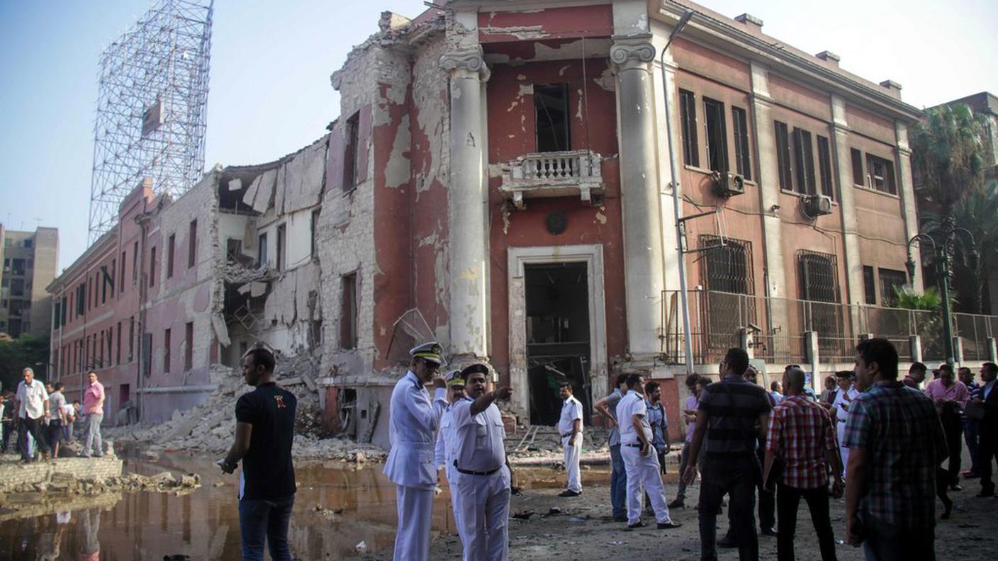 Il palazzo danneggiato al Cairo