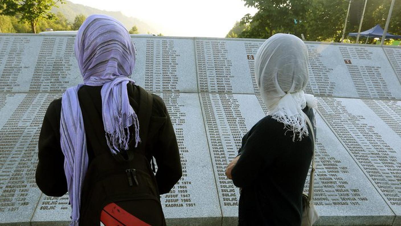 Due donne leggono i nomi delle vittime del massacro