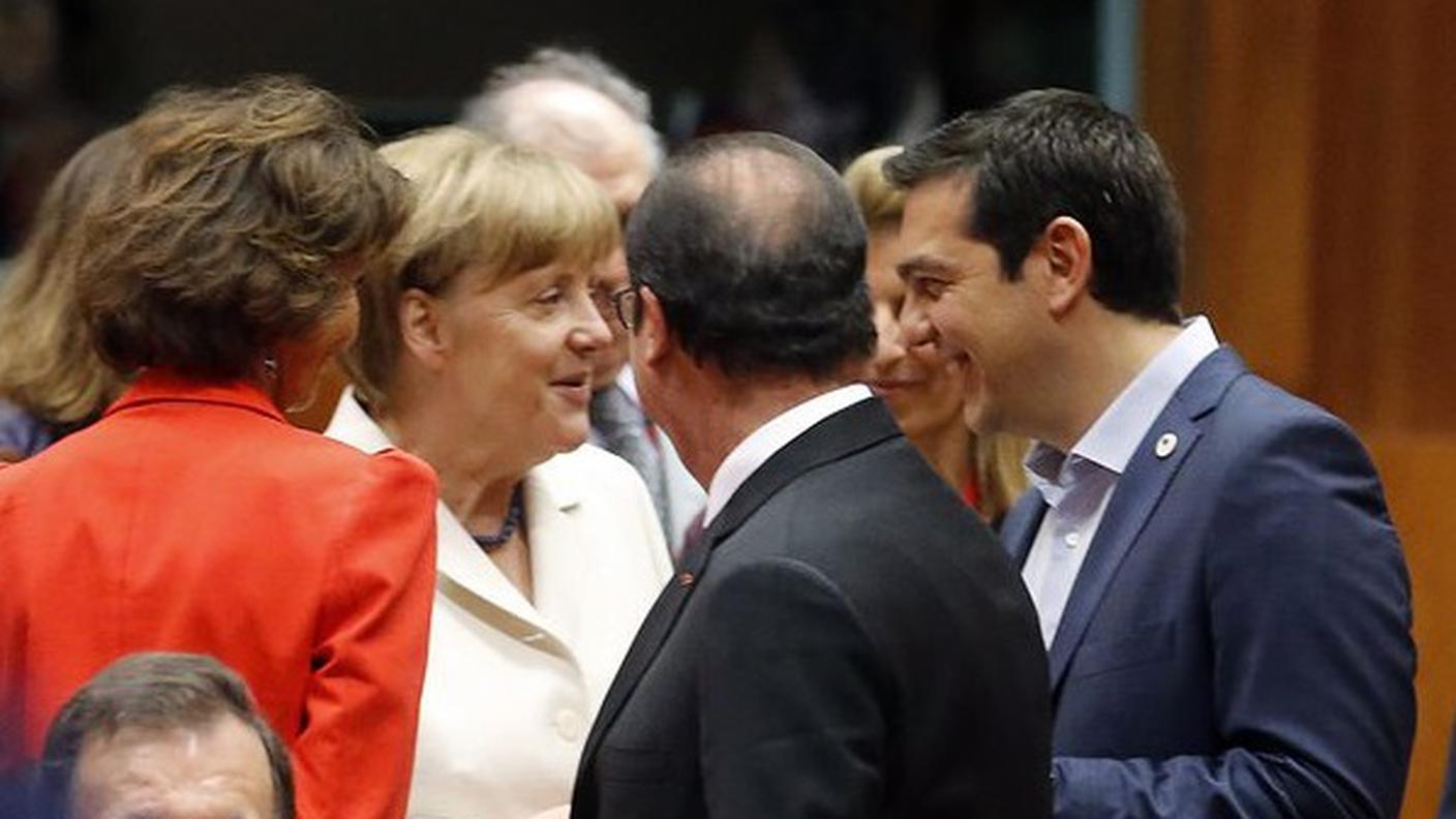 Angela Merkel parla con Francois Hollande e Alexis Tsipras