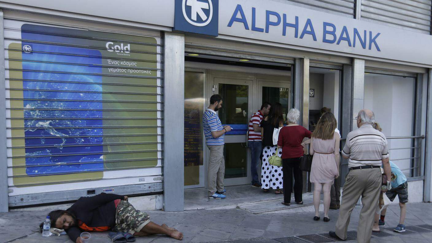 Fuori da una banca ad Atene - sempre prelievi ridotti