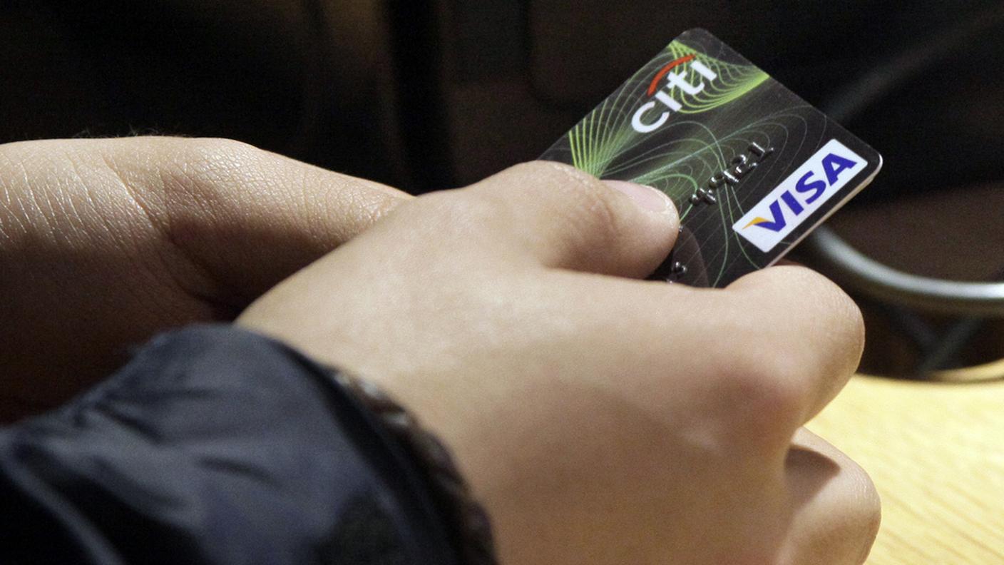 Si possono usare per piccole spese senza pin e strisciata ma per chiunque sarebbe facile rubare numero e data di scadenza