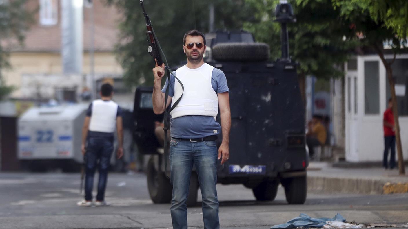 Un agente di polizia a Diyarbakir