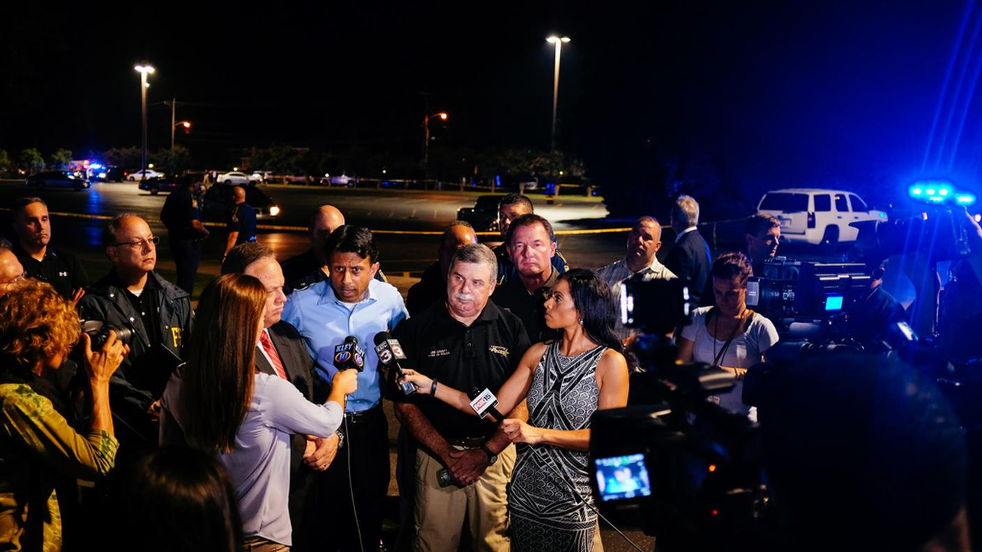 Il governatore della Louisiana, Bobby Jindal (al centro), vicino al cinema dove si è verificata la sparatoria
